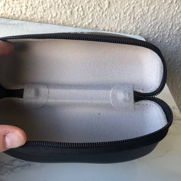 Vogue Authentic Semi-Hard Zipper Eyeglass/Sunglass Case Medium-Large Size black - Picture 3 of 3